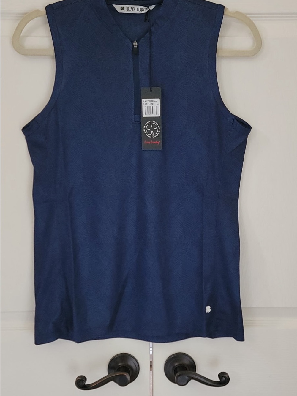 NWT - ladies Black Clover La Fortuna Zip-front Golf top.
Size: medium